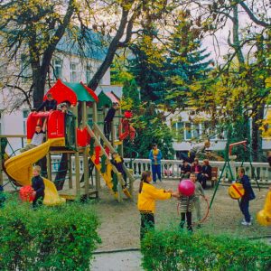 Детская площадка в санатории Дубовая роща в городе Железноводске - фотография
