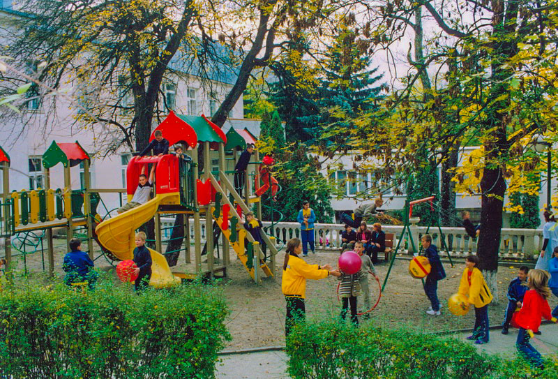 Детская площадка в санатории Дубовая роща в городе Железноводске - фотография