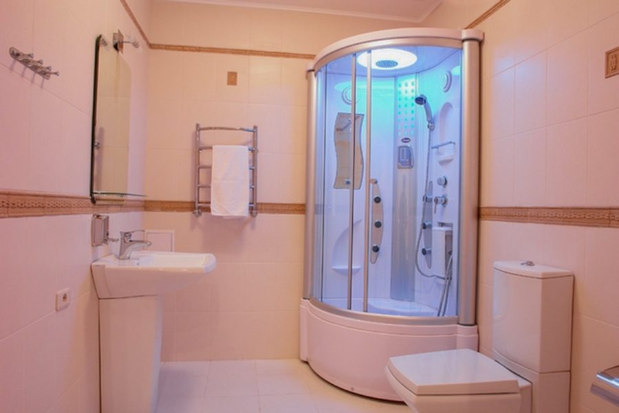 Ванная комната в номерах в отделении Эдельвейс в санатории Дубовая роща в городе Железноводске - фотография