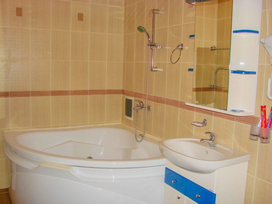 Ванная комната в номерах в отделении Эдельвейс в санатории Дубовая роща в городе Железноводске - фотография
